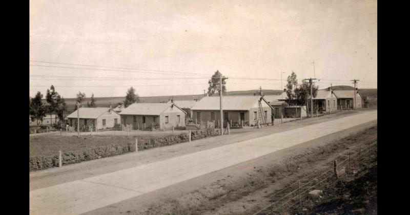 Entre las décadas de 1930 y 1940 en Sierras Bayas se observan los chalets construidos por la Compañía Argentina de Cemento Portland para sus empleados de la f�brica cementera San Martín instalada en dicha localidad