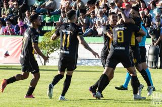 Los jugadores de Olimpo celebran el gol del olavarriense