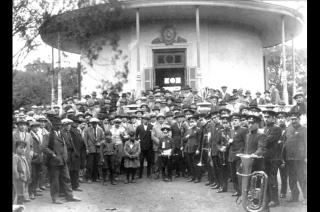 En la década de 1930 en un acto realizado en el Pabellón Central del antiguo predio de la Sociedad Rural de Olavarría se observa la Banda Municipal