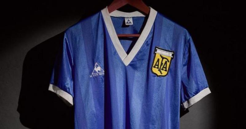 Comenzoacute la subasta por la camiseta de Maradona- ya hubo una oferta por 4 millones de libras