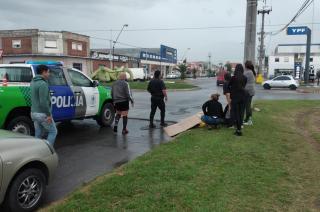 Una mujer cayoacute de su moto y terminoacute hospitalizada