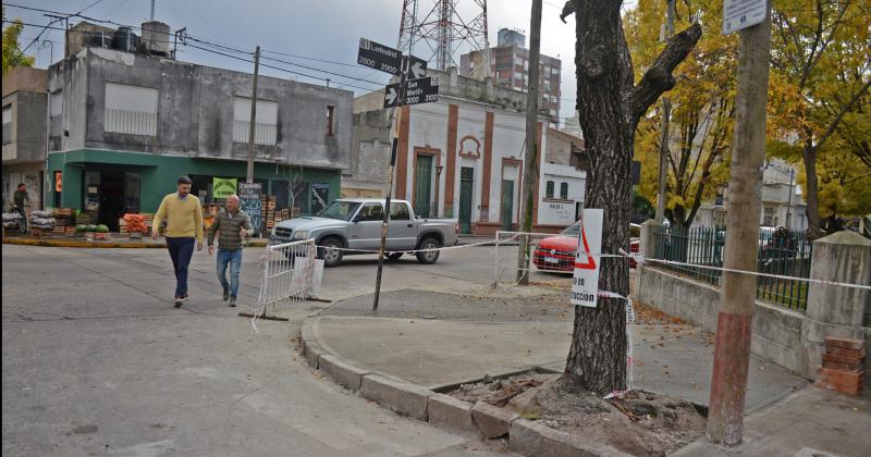 Comenzoacute la obra de reemplazo de veredas en la ex Escuela Normal