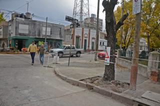 Comenzoacute la obra de reemplazo de veredas en la ex Escuela Normal