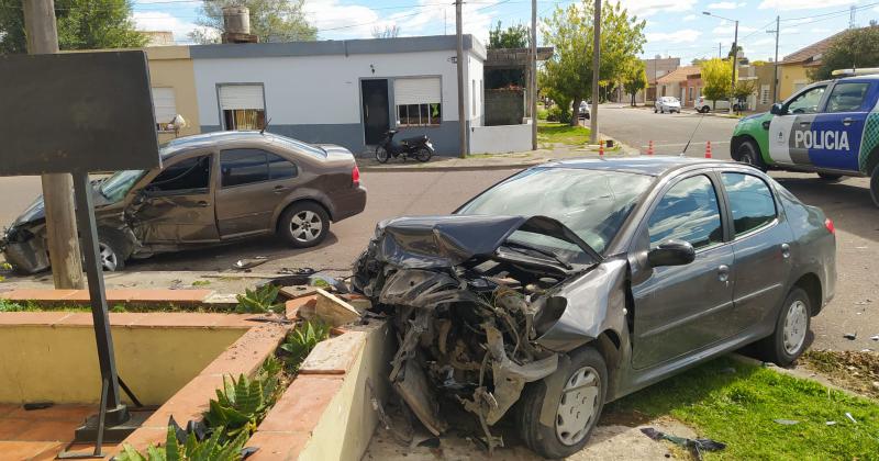 Violento choque en barrio Lujaacuten- dos personas hospitalizadas