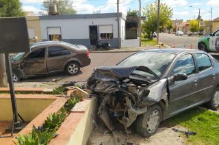 Violento choque en barrio Lujaacuten- dos personas hospitalizadas