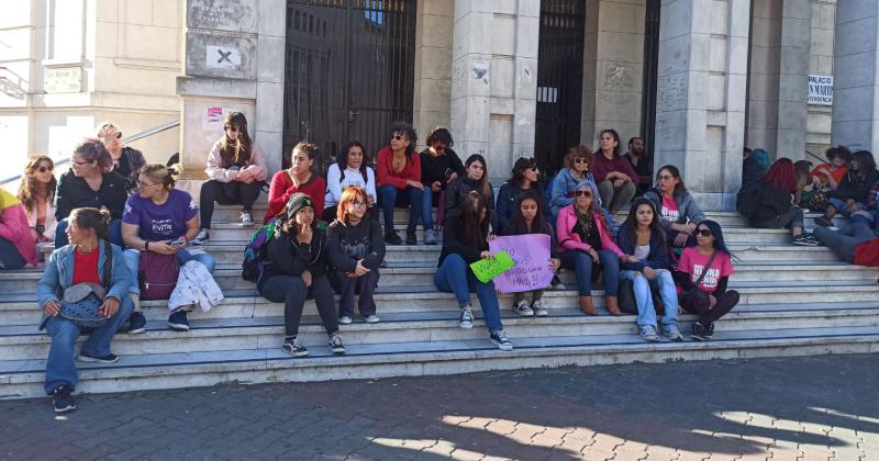 Manifestacioacuten por casos de intoxicacioacuten en un boliche