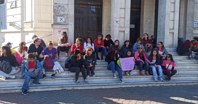 Manifestacioacuten por casos de intoxicacioacuten en un boliche