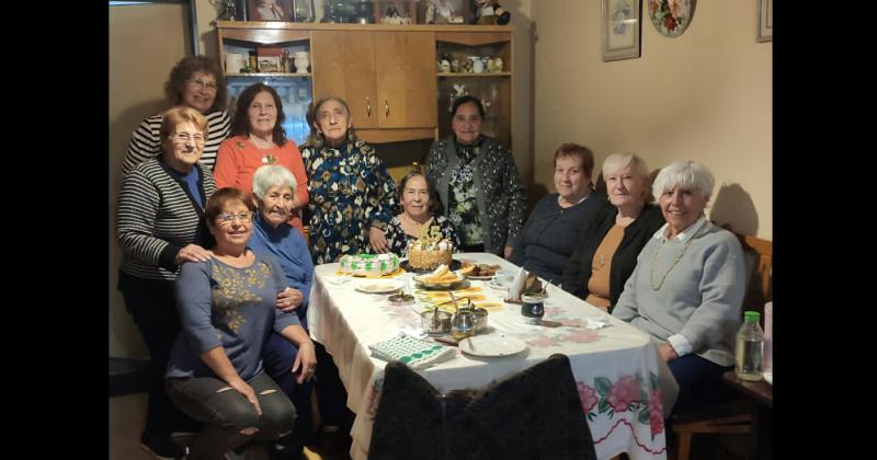 Miguelina Gonz�lez festejó sus 85 años junto a sus amigas (Miriam Castellano Fotografía)