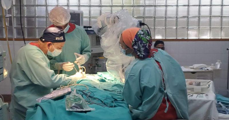 Operación bilateral y simult�nea- la primera vez que se produce en el centro de salud comunal