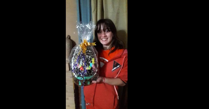 Mariela Hermosilla se adjudicó el primer premio del sorteo de Pascuas de Talleres Protegidos de Olavarría un huevo de Pascua de 15 kilos