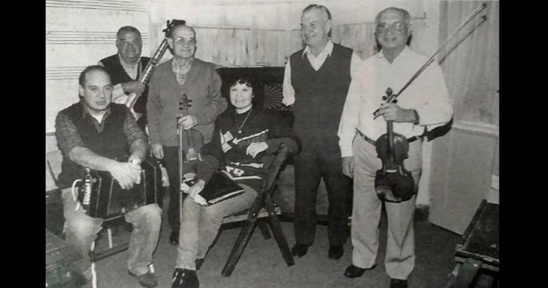 Un ensayo del Quinteto Típico Municipal y Lety Paternostro antes de presentarse en el Teatro Municipal el 1 de mayo de 1995