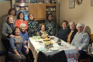 Miguelina Gonz�lez festejó sus 85 años junto a sus amigas (Miriam Castellano Fotografía)