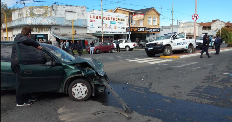 Un moacutevil policial se dirigiacutea a un accidente y chocoacute contra un auto