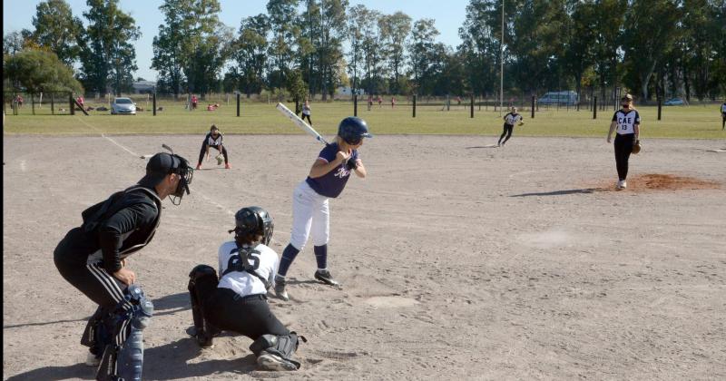 Estudiantes ganoacute los dos juegos