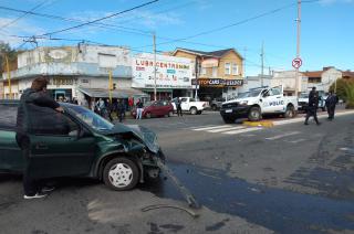 Un moacutevil policial se dirigiacutea a un accidente y chocoacute contra un auto