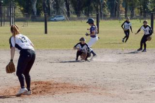 Estudiantes ganoacute los dos juegos