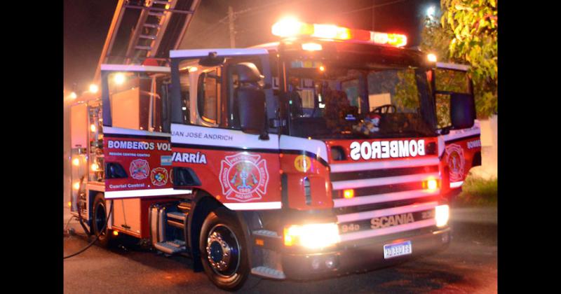 Bomberos permanecieron hasta la madrugada en el Cuartel Central atentos ante cualquier eventualidad surgida por el temporal