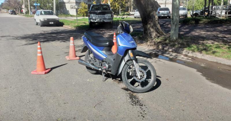 Una joven resultó herida luego de caer de su moto