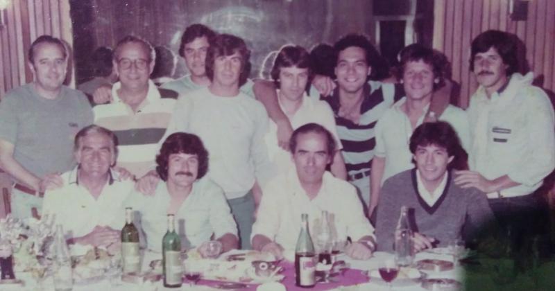 Abel Tito Alonso junto al corredor Jorge Martínez Boero y el plantel de Loma Negra en los 80