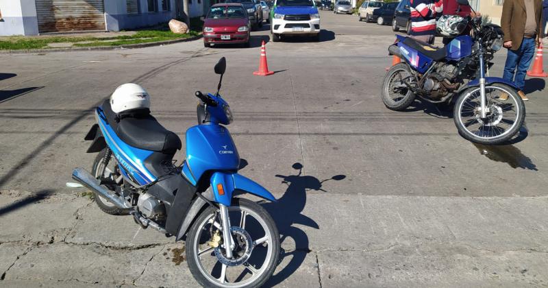 Un herido en un choque entre dos motos