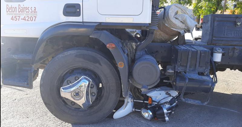 Fuerte choque entre un camioacuten y una moto