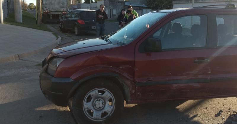 Fuerte impacto entre dos autos