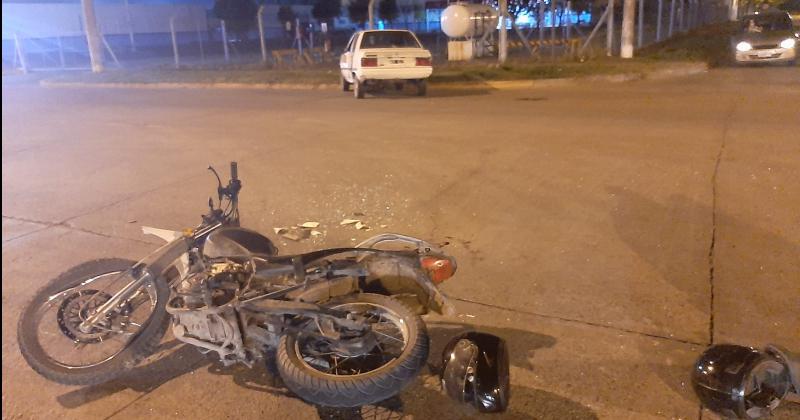 Sufrioacute heridas importantes el motociclista que voloacute sobre un auto