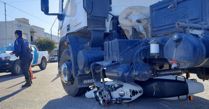 Fuerte choque entre un camioacuten y una moto