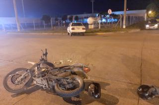 Sufrioacute heridas importantes el motociclista que voloacute sobre un auto