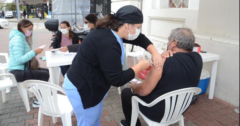 Con buena concurrencia se realizoacute la vacunacioacuten en el Paseo Jesuacutes Mendiacutea