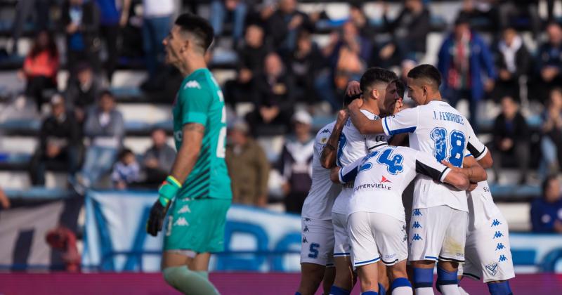 El saludo es para Janson después del gol