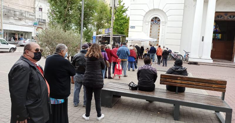 Con buena concurrencia se desarrolla la vacunación en el Paseo Jesús Mendía