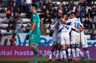 El saludo es para Janson después del gol