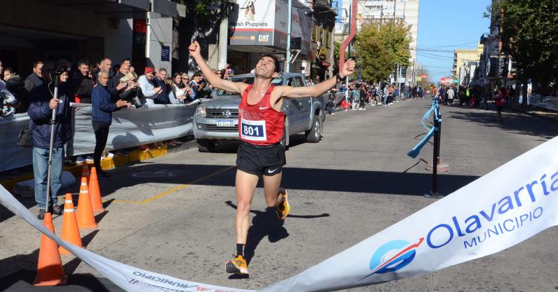 Gustavo Fern�ndez llega a la meta El olavarriense ganó la competencia de 21K en la ciudad