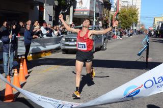 Gustavo Fern�ndez llega a la meta El olavarriense ganó la competencia de 21K en la ciudad