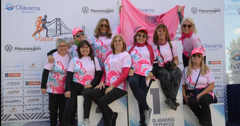 Las chicas de Ola Rosa estrenaron remera ayer durante su participación en la Vuelta al Municipio