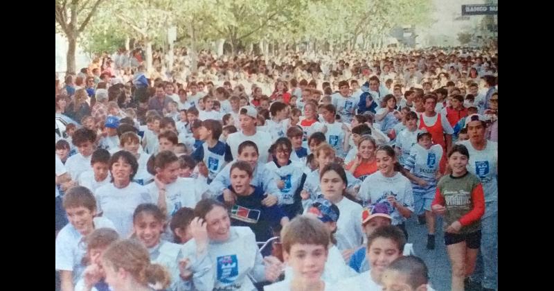 En las calles del centro de Olavarría se realizaba la 10ª edición de la tradicional prueba atlética Vuelta al Municipio con la participación de m�s de 2000 personas