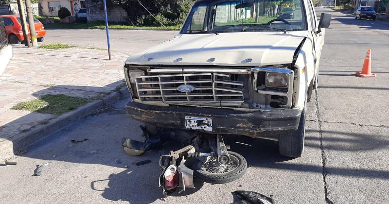 Un motociclista hospitalizado tras chocar con una camioneta