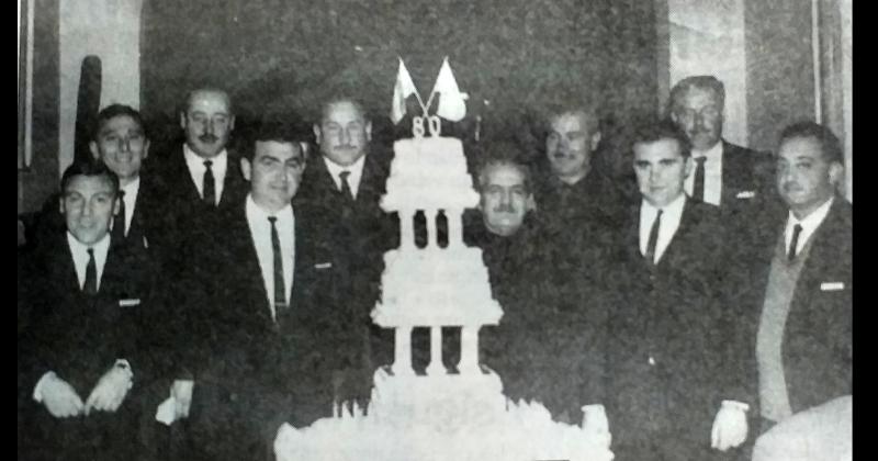 El gremio La Fraternidad celebraba su 80 aniversario en 1967 Maquinistas y foguistas de Olavarría lo festejaron con un lunch y baile en el Club Ferro Carril Sud