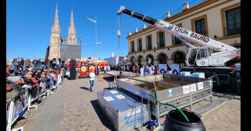 Cocinaron la milanesa a la napolitana maacutes grande del mundo en Lujaacuten