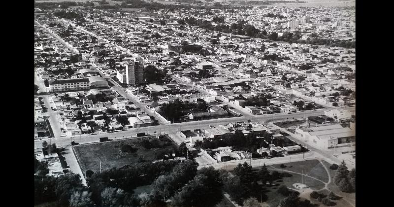 Imagen aérea del sector del barrio Pueblo Nuevo de Olavarría en la década de 1980