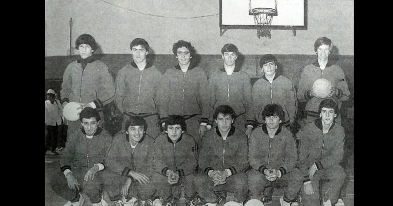 El equipo de vóleibol de la Escuela Comercial (actual EES Nº 8) en la Olimpíadas Estudiantiles de 1982