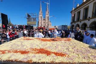 Cocinaron la milanesa a la napolitana maacutes grande del mundo en Lujaacuten