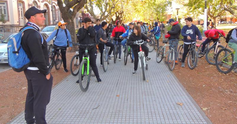 Estudiantes y profesores de la Escuela Técnica realizaron el último miércoles una bicicleteada