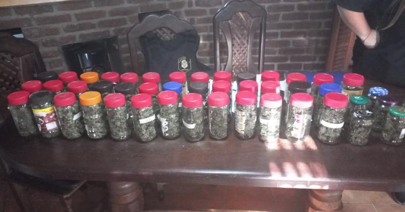 Detuvieron a un adolescente y secuestraron 18 kilos de marihuana en cinco allanamientos