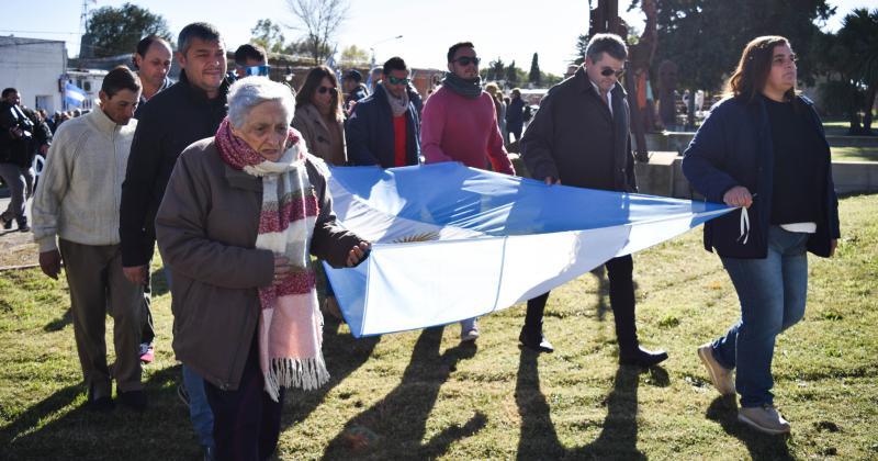 El ingreso de la Bandera Nacional portada por los representantes de los gremios locales