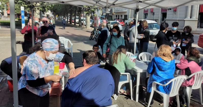 Con buen ritmo se desarrolloacute la vacunacioacuten en el Paseo Jesuacutes Mendiacutea