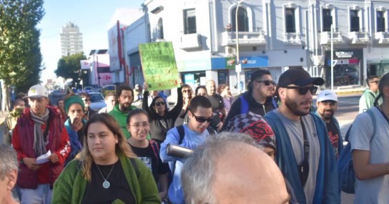 Marcha por la Marihuana en Olavarriacutea bajo el lema- No maacutes presos por plantar 