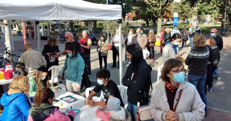 Con buen ritmo se desarrolloacute la vacunacioacuten en el Paseo Jesuacutes Mendiacutea