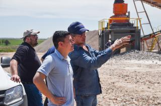 Federico Aguilera funcionario bonaerense de Minería en una de las canteras del partido de Olavarría